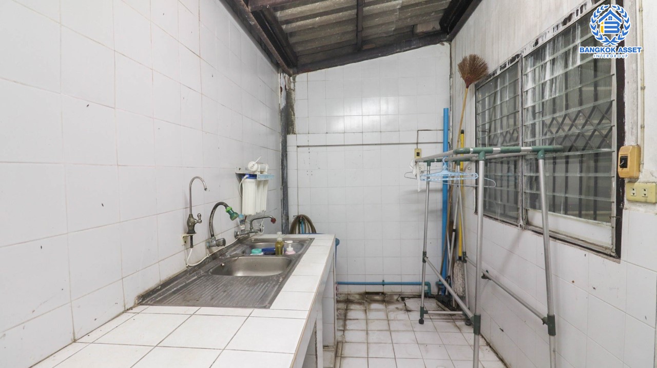 *****ทาวน์เฮ้าส์มือสอง ม.เกตุนุติการ์เด้น ลาดพร้าว เนื้อที่ 17 ตร.ว. ฟังก์ชัน 2 ห้องนอน 2 ห้องน้ำ จอดรถได้ 1 คัน โปร่งกว้าง พร้อมอยู่! ทำเลใจกลางเมือง เชื่อมต่อทั้งถนนลาดพร้าว, ถนนนาคนิวาส, ถนนประเสริฐมนูกิจ ใกล้ทางด่วนรามอินทรา เดินทางสะดวกสบาย ด้วยรถไฟฟ้าสายสีน้ำตาล "สถานีโรงเรียนสตรีวิทยา2"